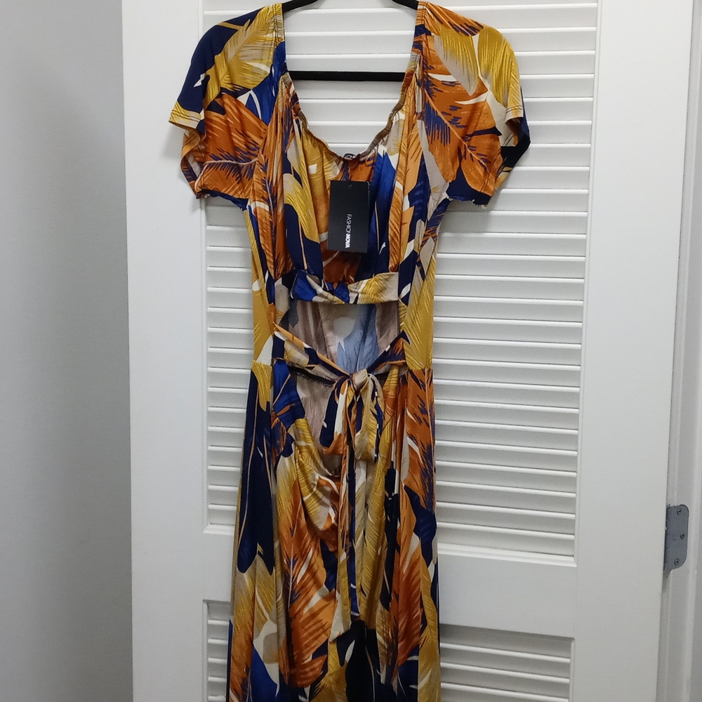 Beautiful 2x floral dress from Fashion Nova Brand New!